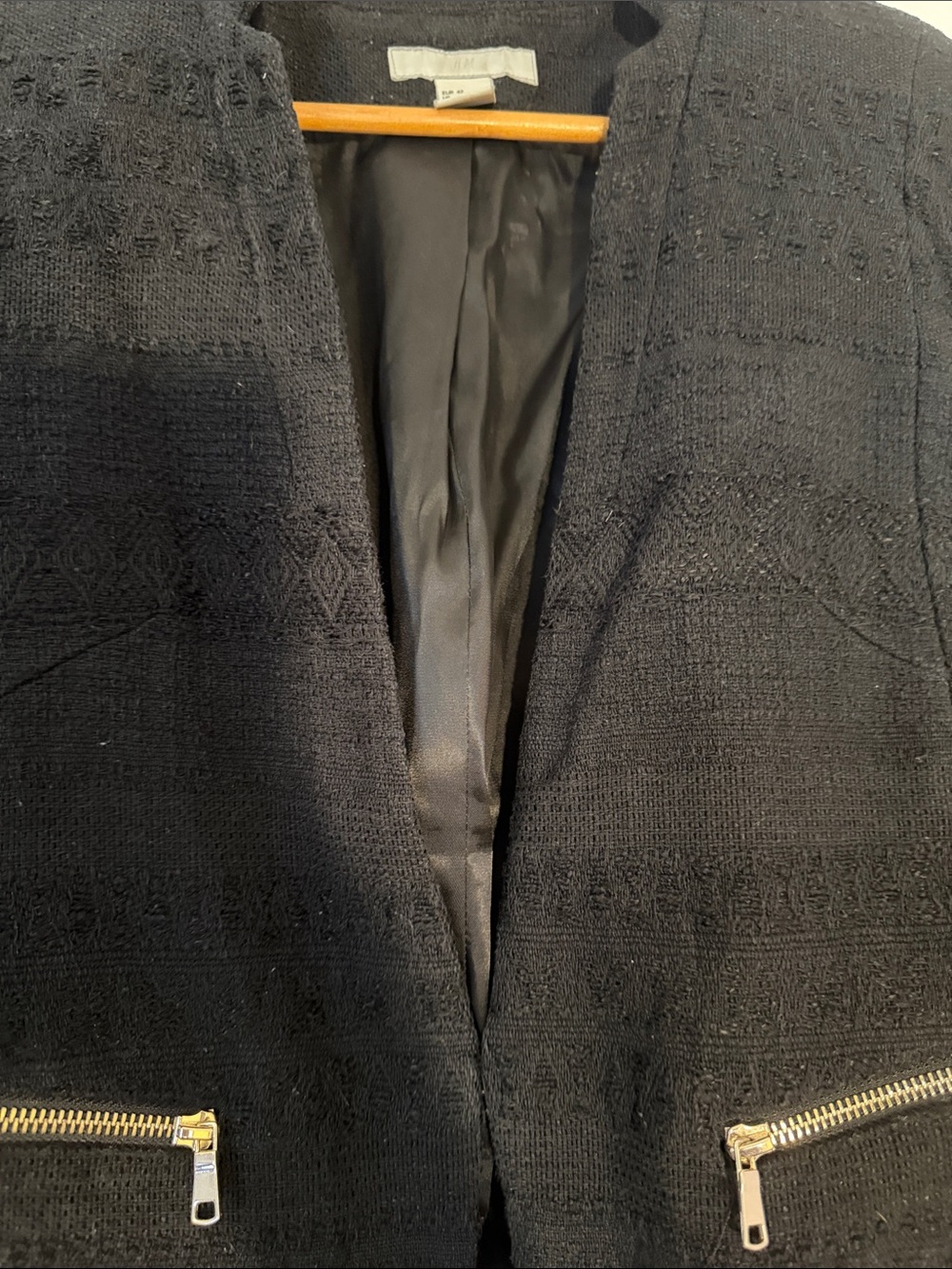 H&M Black Textured Short Blazer – Size 12 – Single Hook Closure - Picture 5 of 10